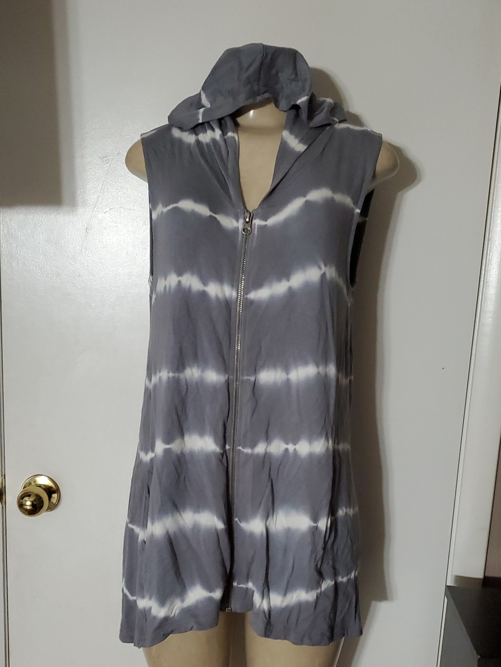 Cable & Gauge Gray and White Tie-Dye Sleeveless Hoodie Zip Front